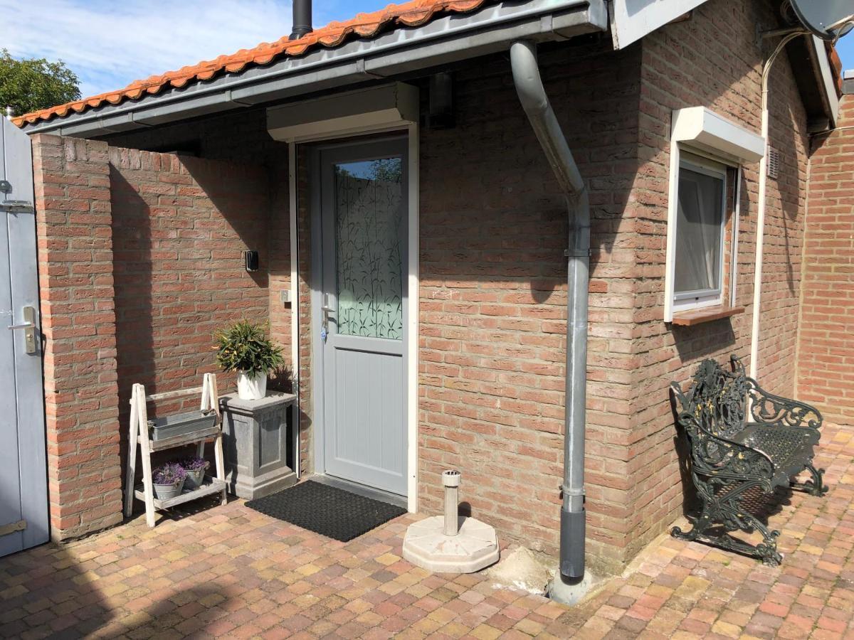 Slapen Bij De Zeeuwse Lala Acomodação com café da manhã IJzendijke Exterior foto
